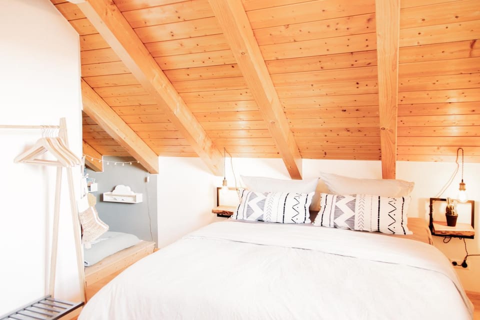 Photo of the whole room, Bedroom