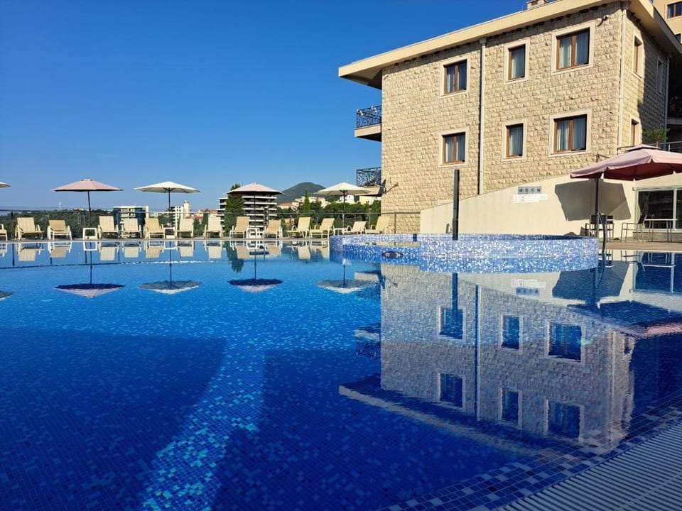 Property building, Day, Pool view, Swimming pool, sunbed