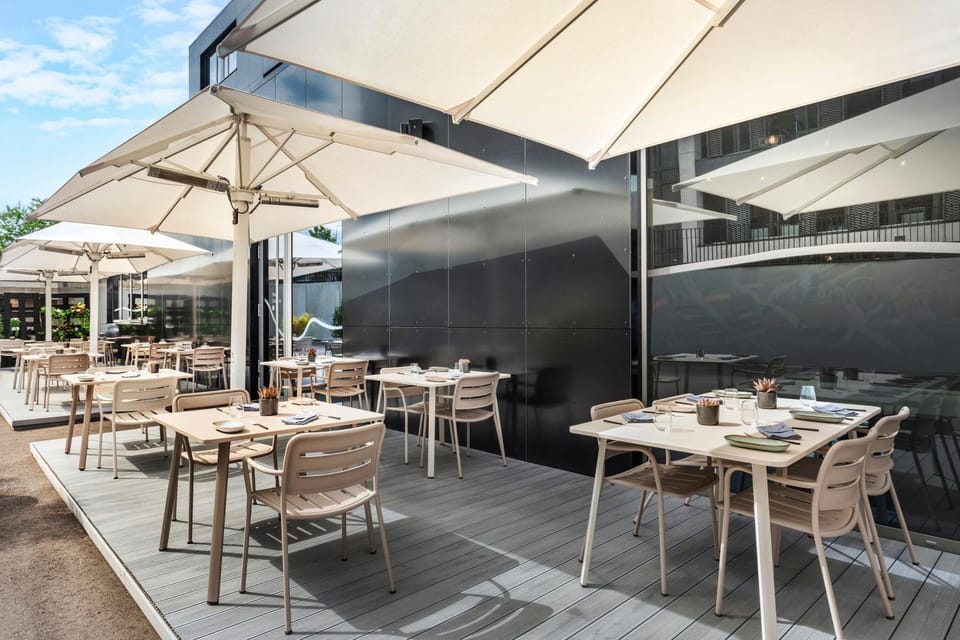Restaurant/places to eat, Balcony/Terrace, Food and drinks, Dining area, Drinks