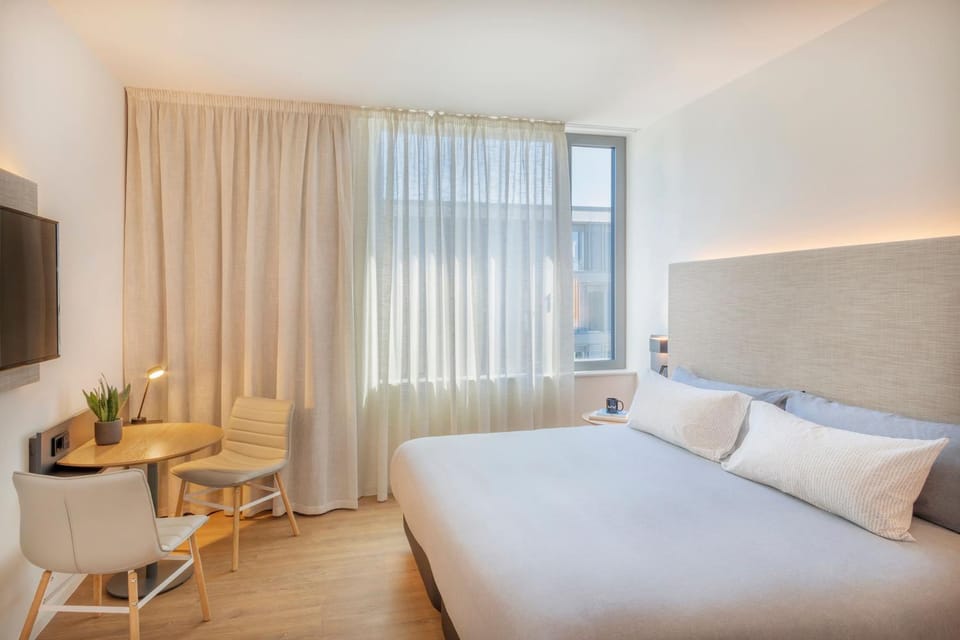 Bed, TV and multimedia, Coffee/tea facilities, View (from property/room), Bedroom
