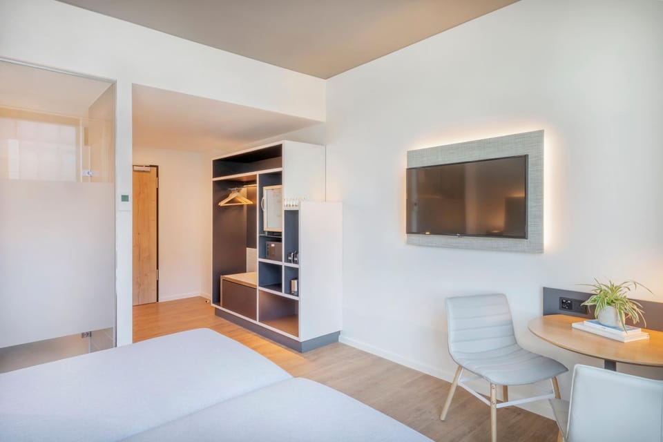 Shower, Bed, Bathroom, TV and multimedia, Bedroom