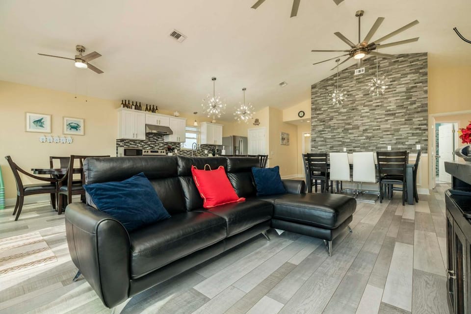 Galveston Bay Views and Pier! San Leon Gulf Getaway House in San Leon