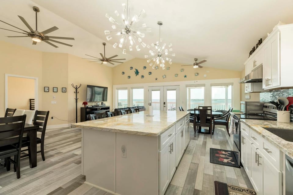 Galveston Bay Views and Pier! San Leon Gulf Getaway House in San Leon