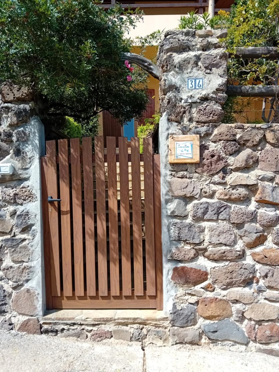 Property building, Facade/entrance, Garden, Garden view