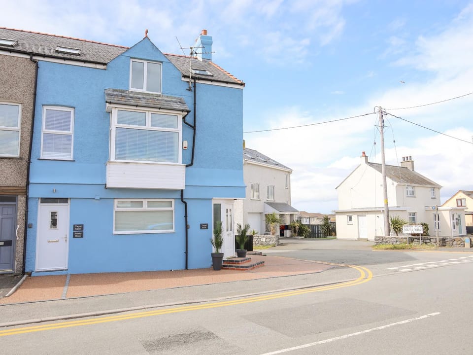 Twyni Canol House in Rhosneigr
