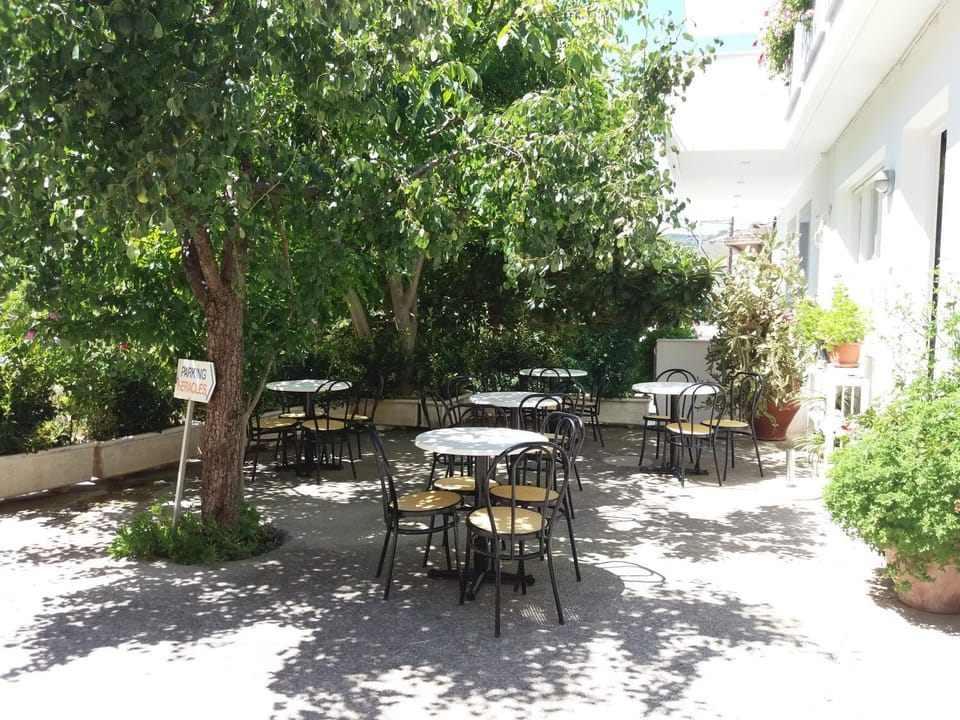 Property building, Patio, Garden, Balcony/Terrace, Dining area, Garden view