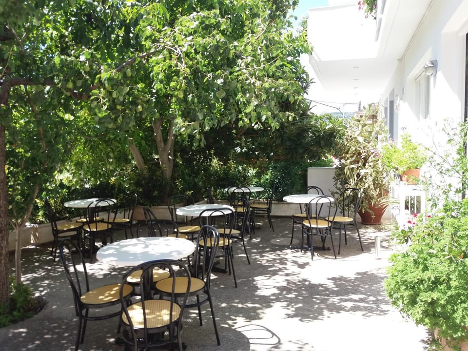 Property building, Patio, Restaurant/places to eat, Garden, Balcony/Terrace, Garden view