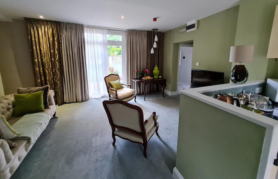 TV and multimedia, Kitchen or kitchenette, Living room, Seating area