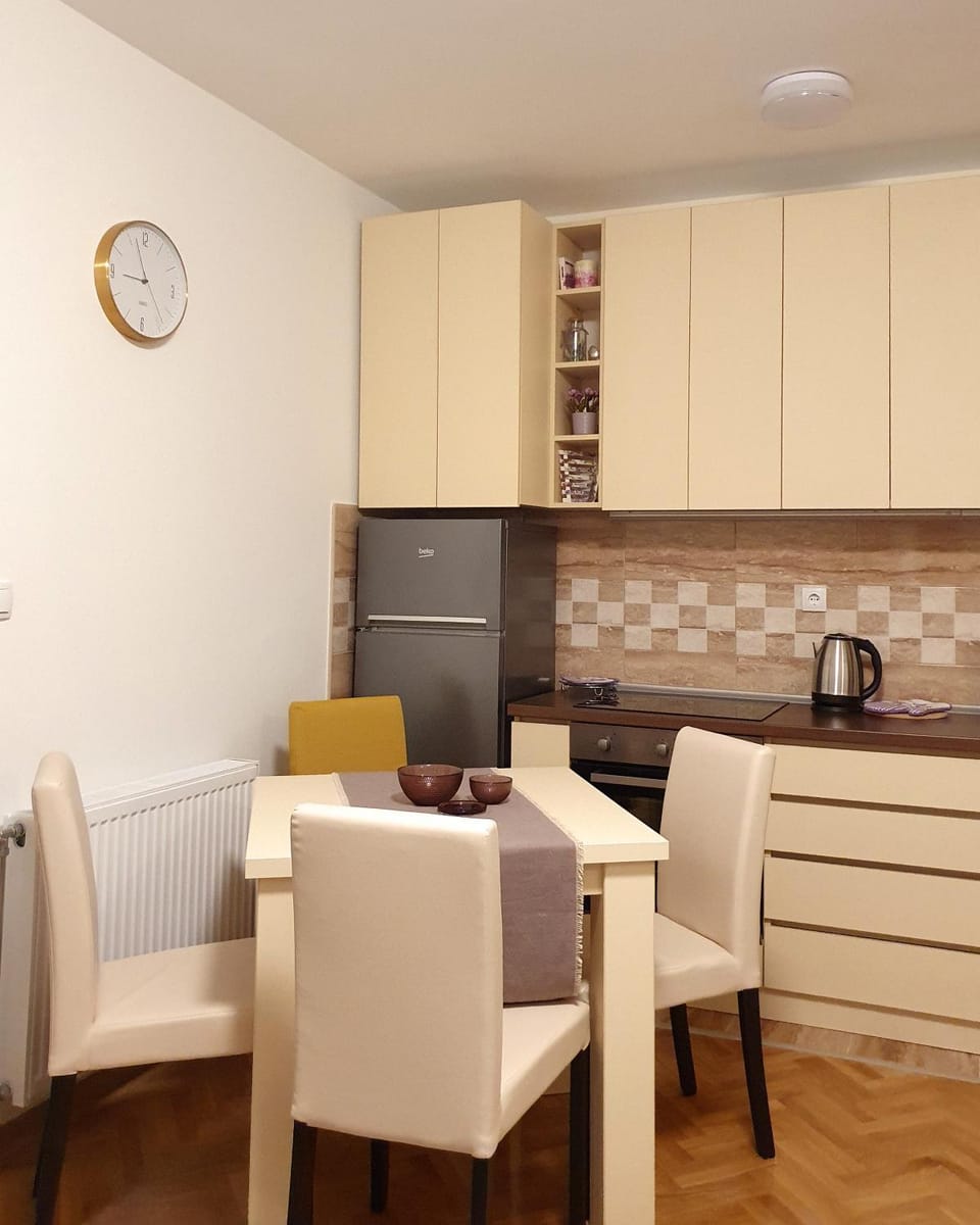 Kitchen or kitchenette, Dining area