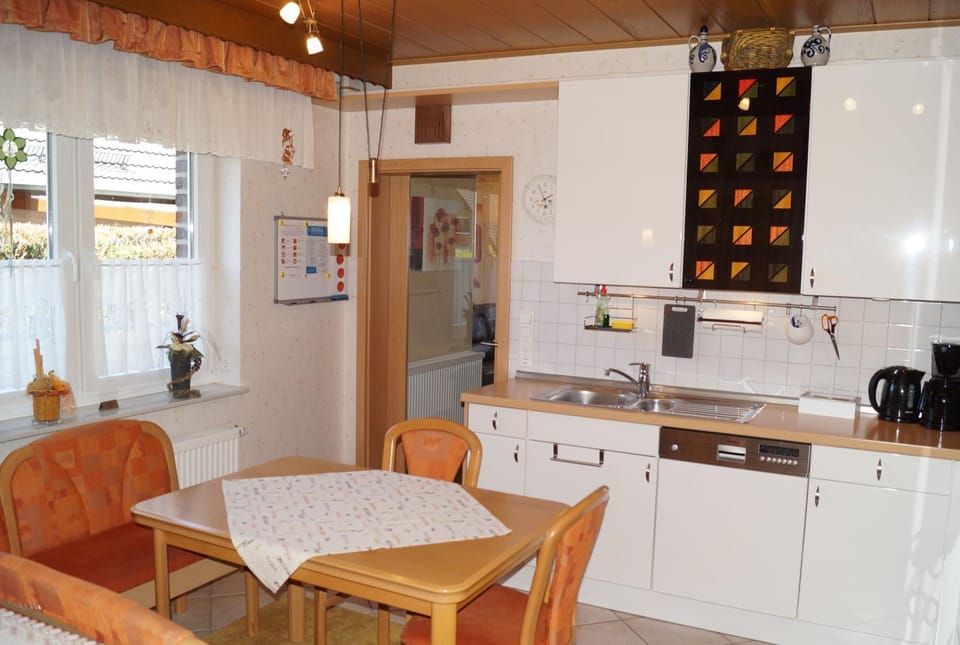 Kitchen or kitchenette, Dining area