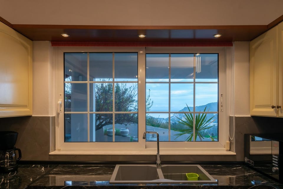 Kitchen or kitchenette, Sea view