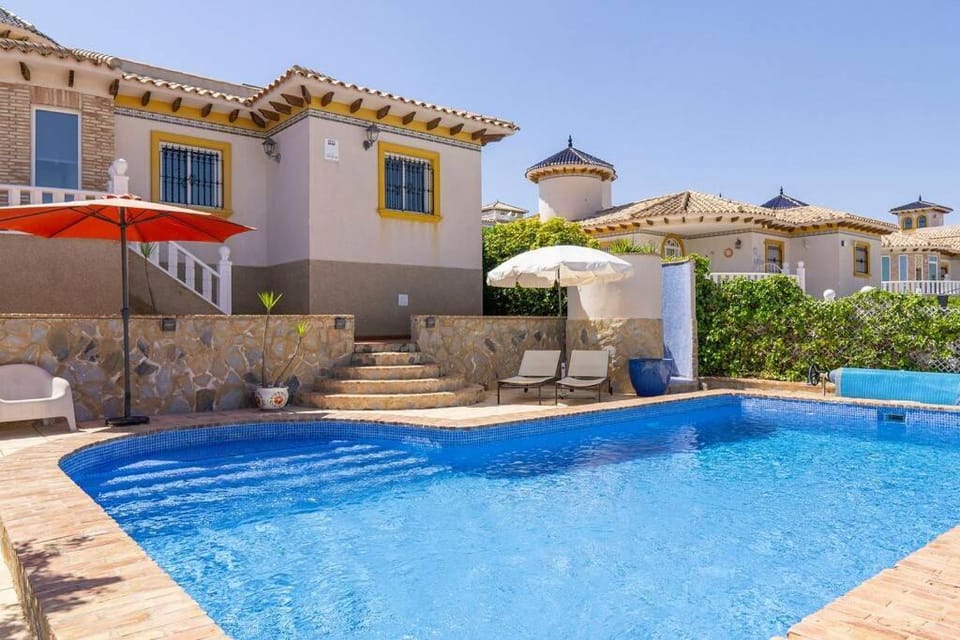 Casa Lilly-Rose, a beautiful 3 bedroom detached villa a short walk to the Villamartin Plaza & Golf course Villa in Vega Baja del Segura