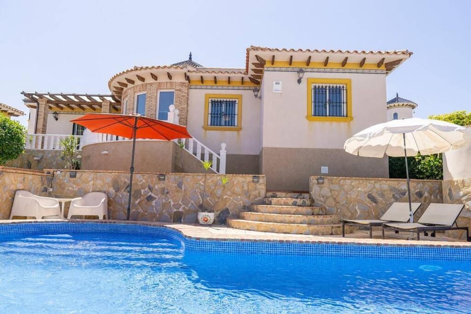 Casa Lilly-Rose, a beautiful 3 bedroom detached villa a short walk to the Villamartin Plaza & Golf course Villa in Vega Baja del Segura