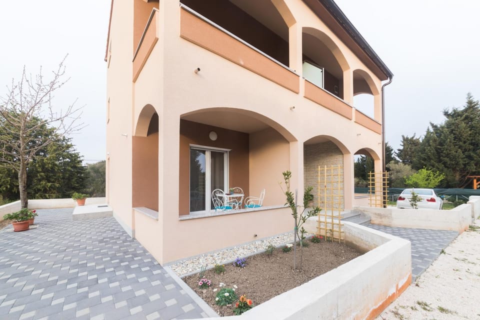 Property building, Patio, Facade/entrance
