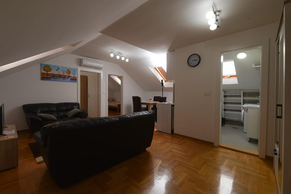 Kitchen or kitchenette, Living room, Seating area, minibar, oven, pet friendly, stove