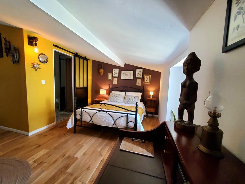 Photo of the whole room, Bedroom