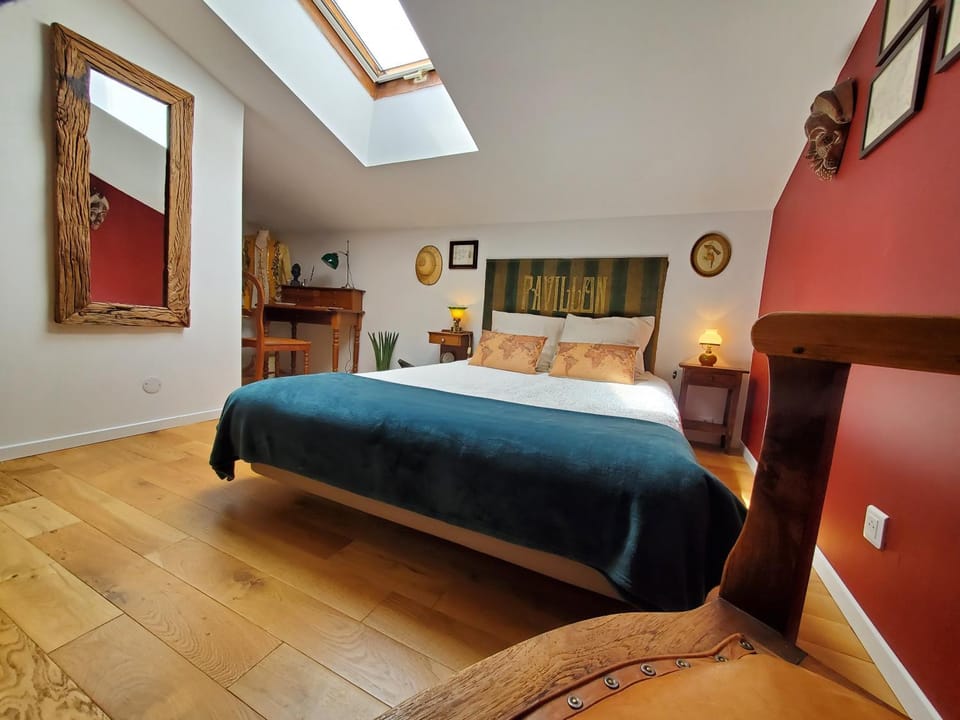 Photo of the whole room, Bedroom