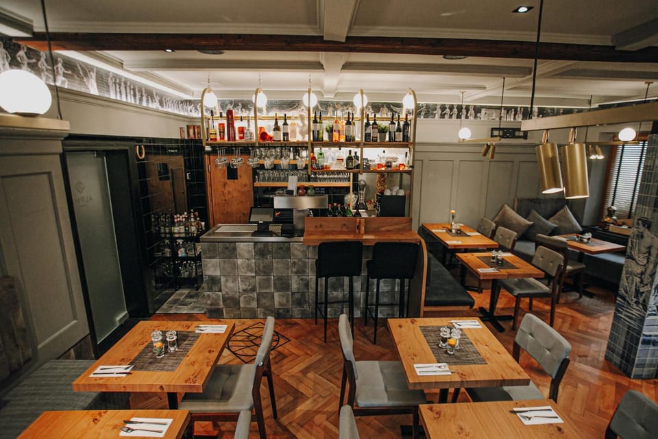 Restaurant/places to eat, Lounge or bar, Food and drinks