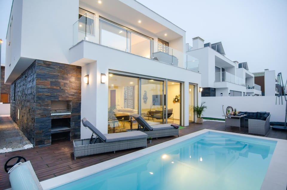 Property building, BBQ facilities, BBQ facilities, Balcony/Terrace, Swimming pool, Swimming pool