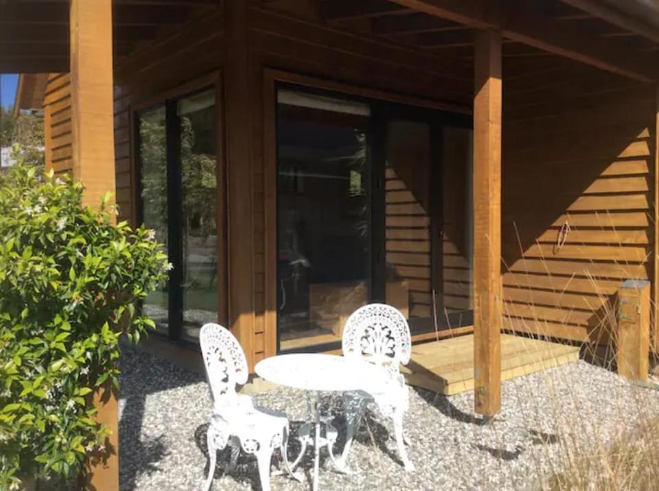 Stunning Scandi Style Room Overlooking Lake Wanaka Apartment in Wanaka