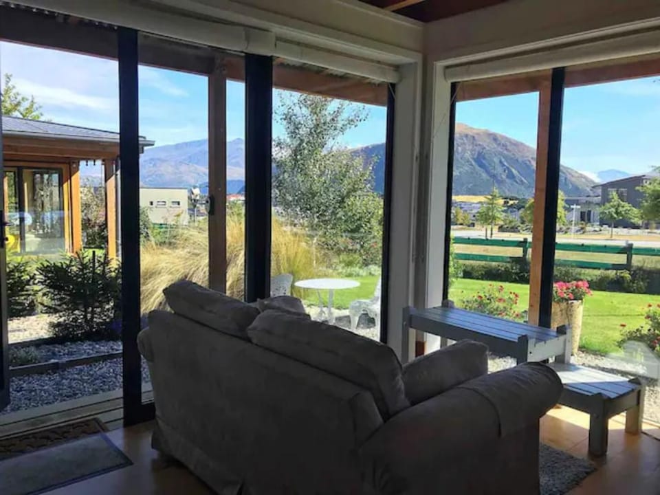 Stunning Scandi Style Room Overlooking Lake Wanaka Apartment in Wanaka