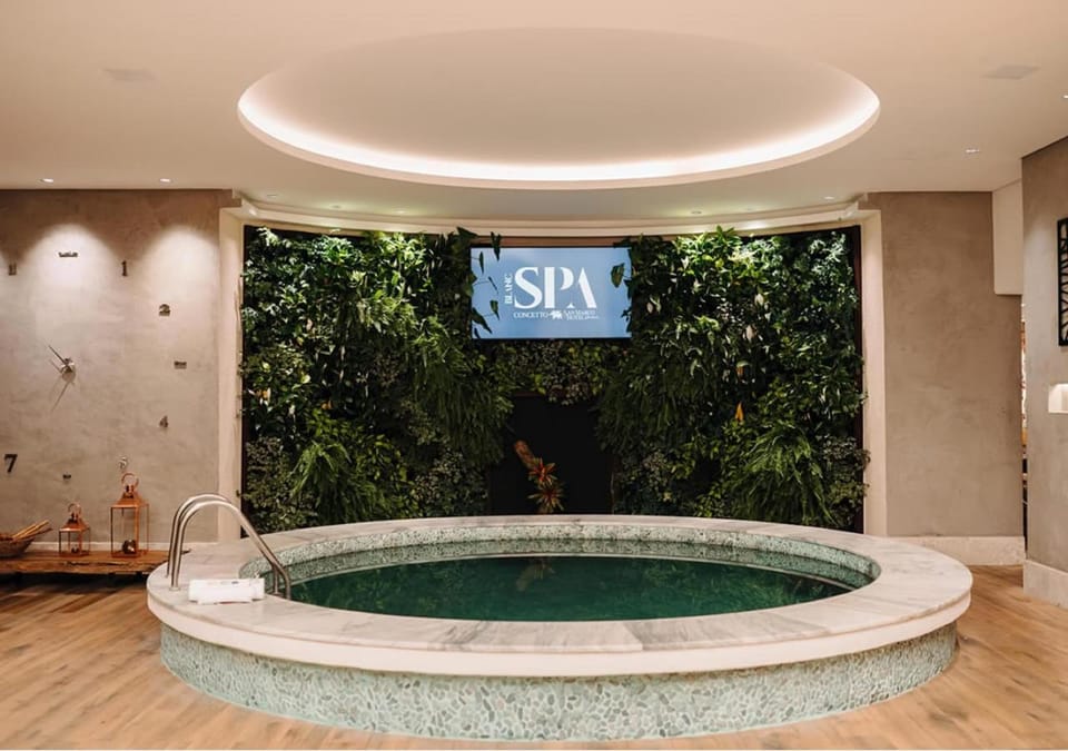 Hot Tub, Massage, Sauna, Steam room, Spa and wellness centre/facilities, Other, Decorative detail, Area and facilities, Swimming pool