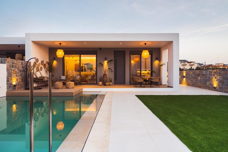 Facade/entrance, Swimming pool