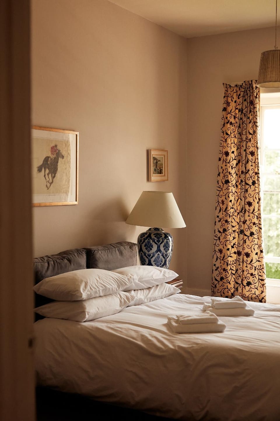 Property building, Bed, Bedroom, Street view, Quiet street view, towels