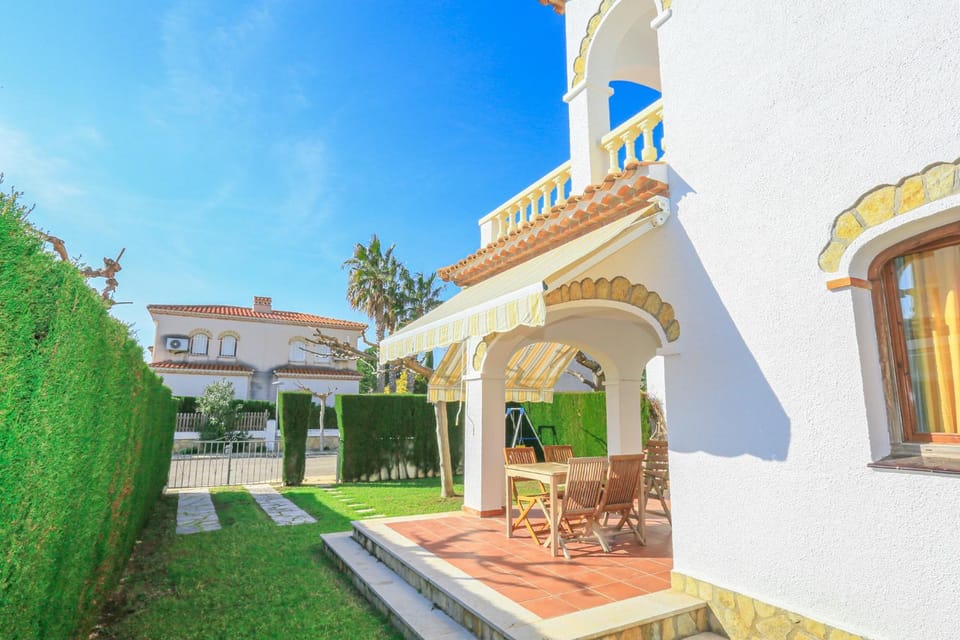 LITORAL COSTA DORADA - EL BOSQUE Only families House in Miami Platja