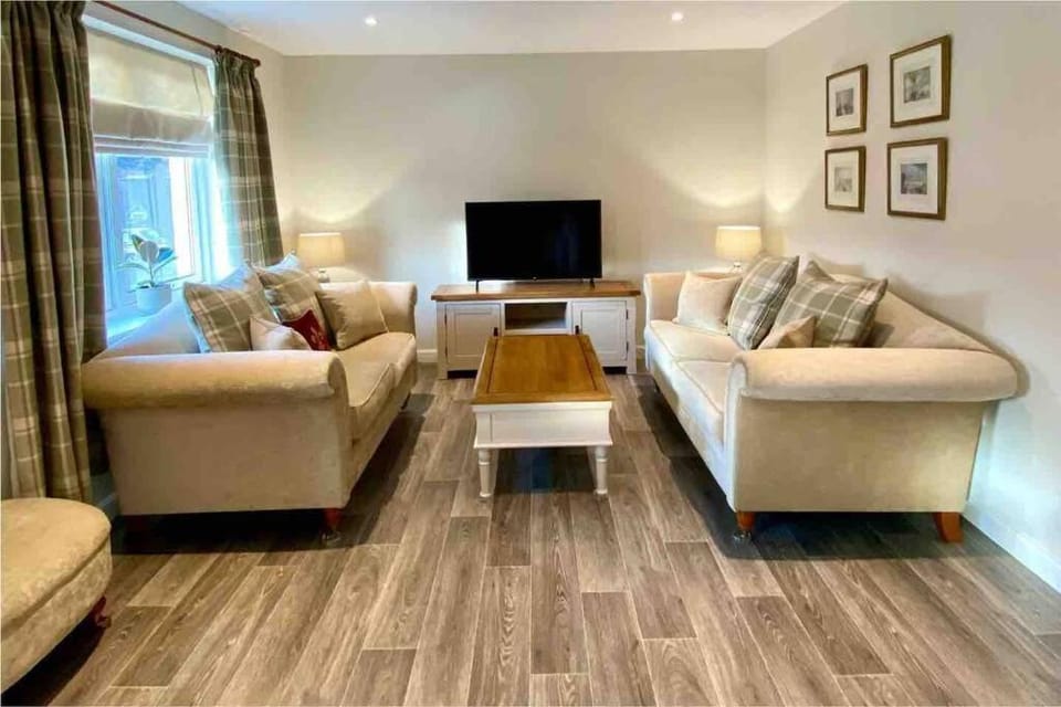 Beautiful 2 Bedroom, 2 Bathroom Flat with Parking. Apartment in Pitlochry