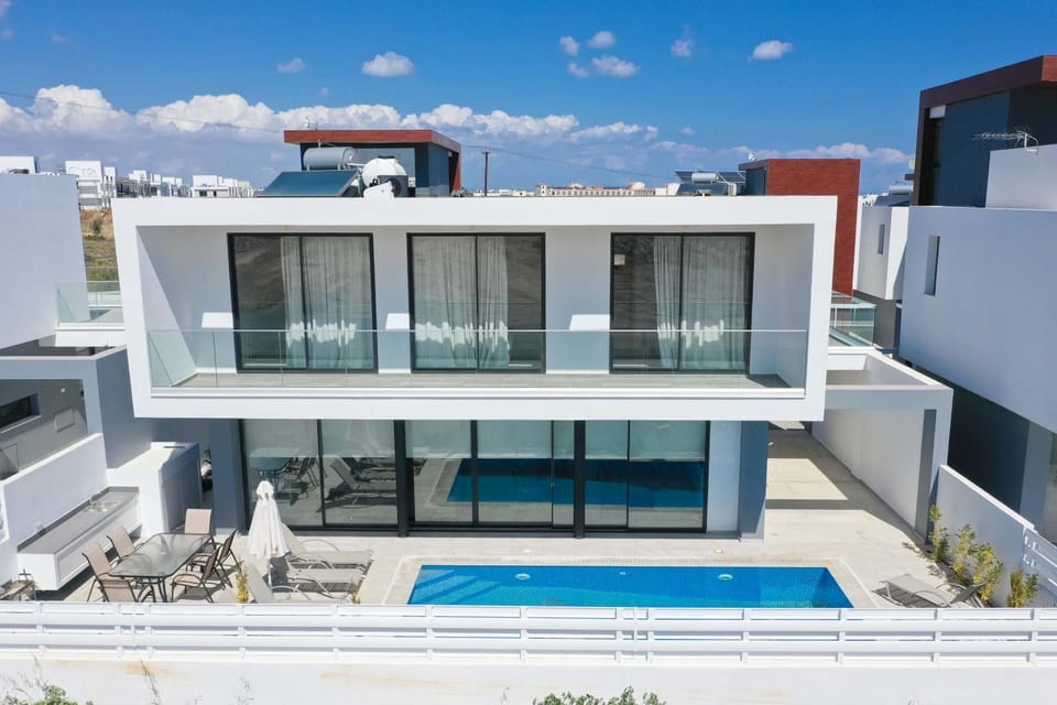 Property building, Balcony/Terrace, Pool view