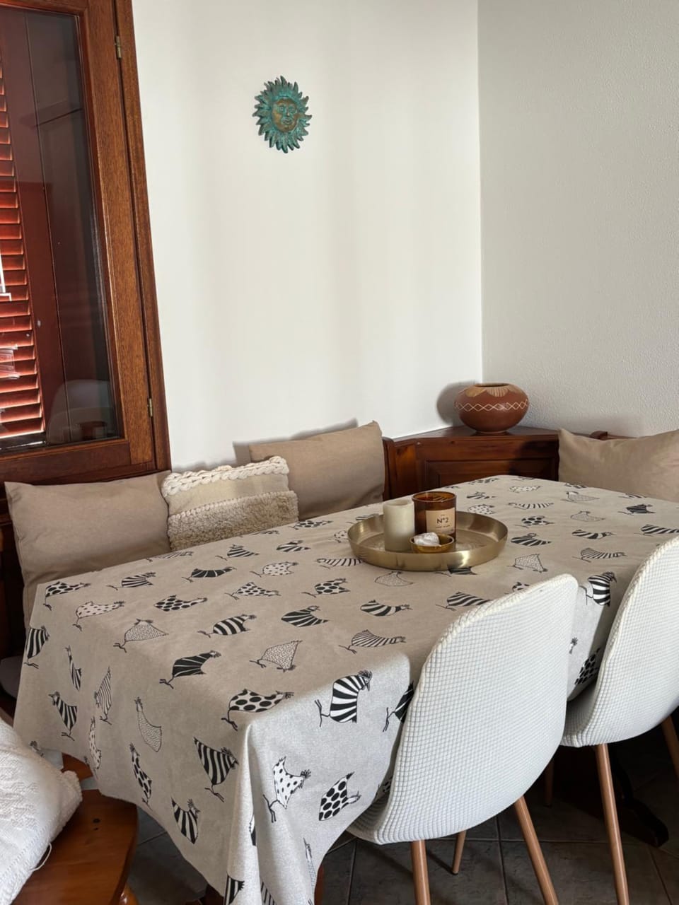 Seating area, Dining area