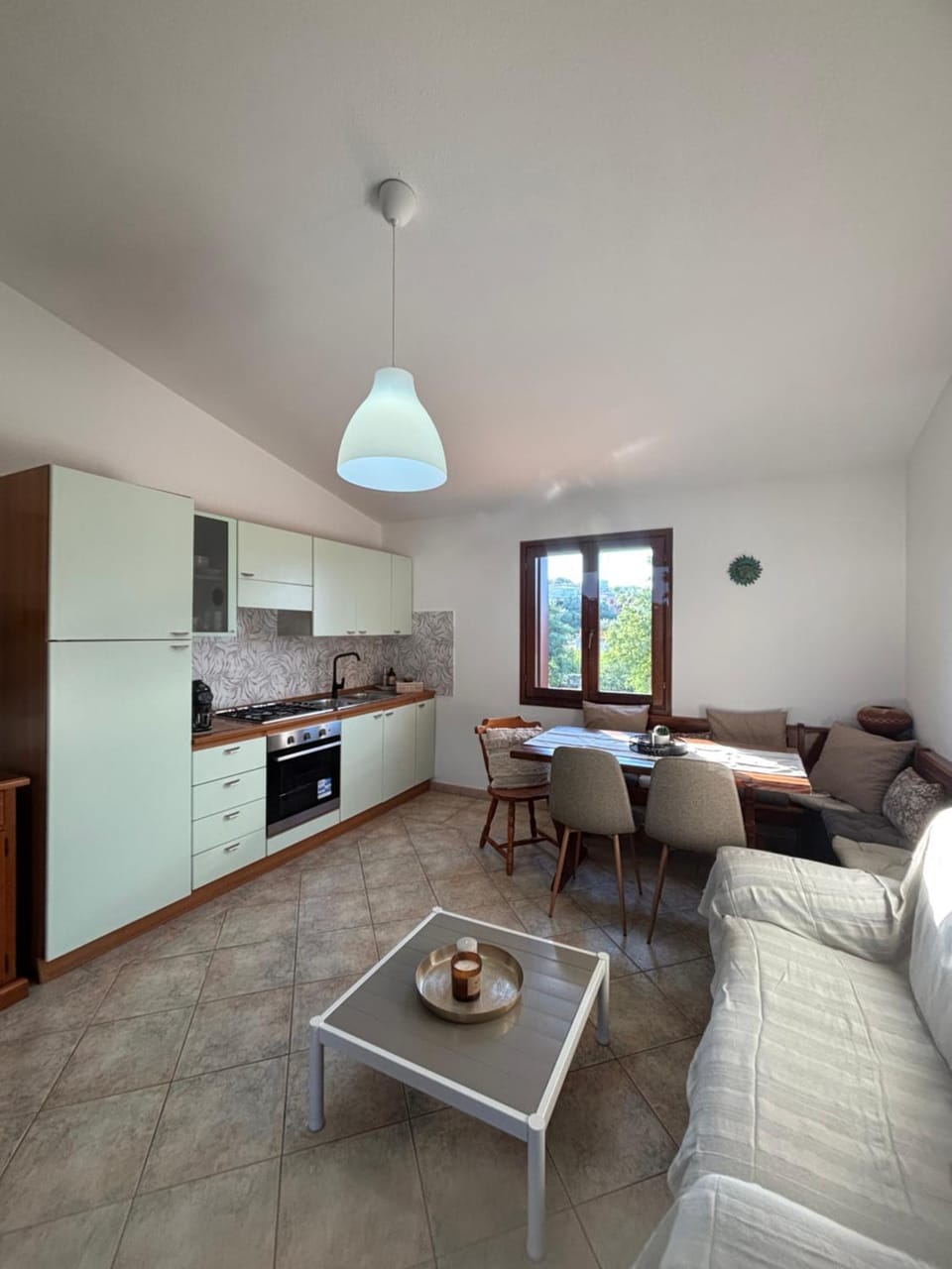 Living room, Seating area, Dining area, oven, stove
