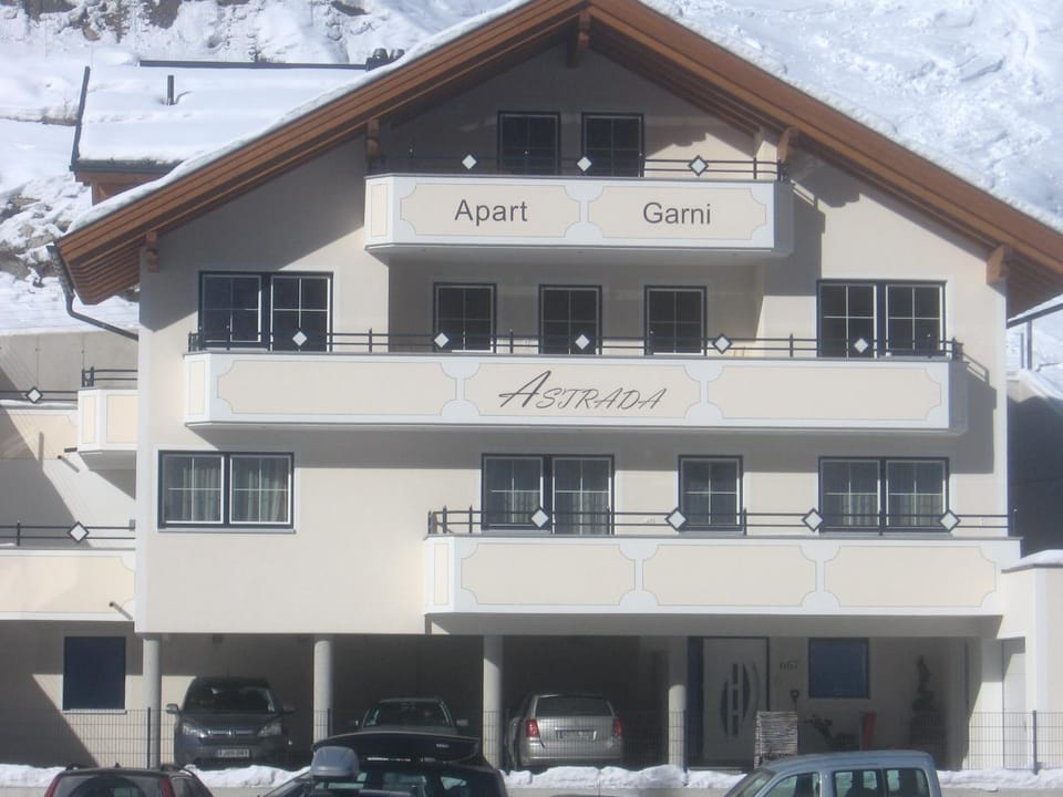 Property building, Facade/entrance, Winter
