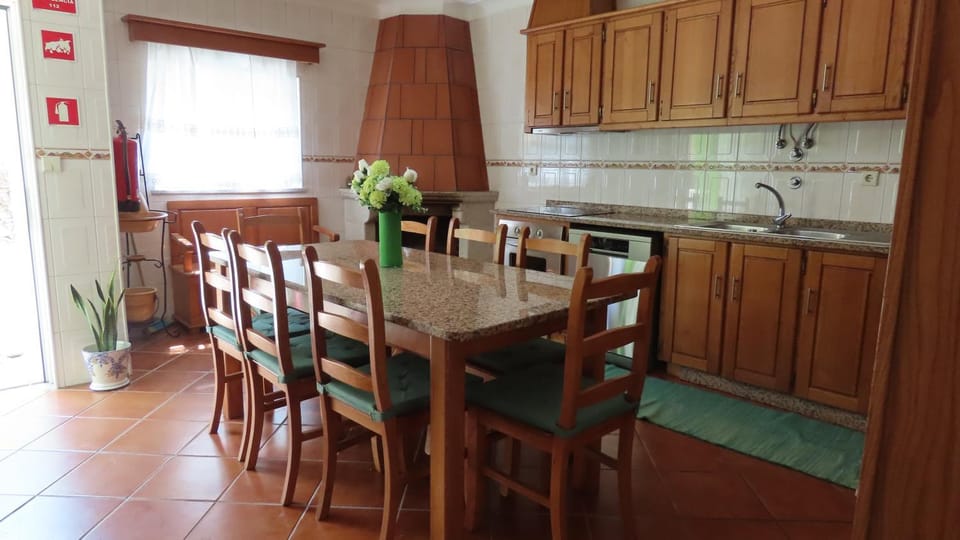 Kitchen or kitchenette, Dining area, minibar, pet friendly, stove
