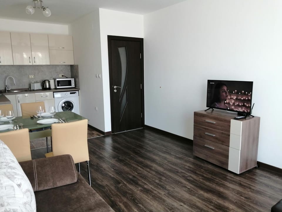 Communal lounge/ TV room, TV and multimedia, Kitchen or kitchenette, Living room, Seating area, Dining area