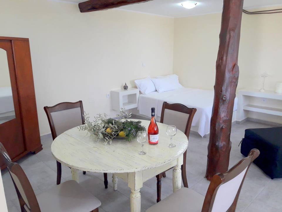 Bed, Photo of the whole room, Seating area, Dining area