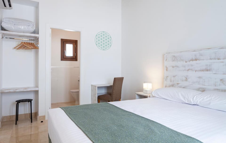 Bed, Bathroom