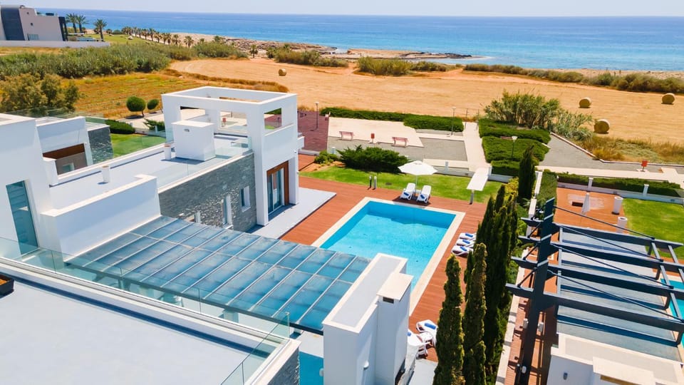 Property building, Bird's eye view, Pool view, Sea view