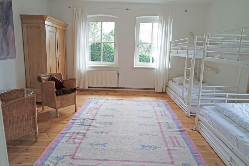 Bedroom, bunk bed