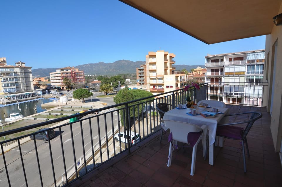 View (from property/room), Balcony/Terrace, City view, Mountain view