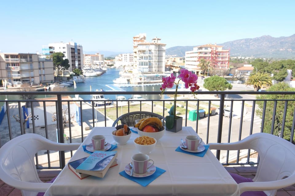 View (from property/room), Balcony/Terrace, Dining area, Lake view, Mountain view
