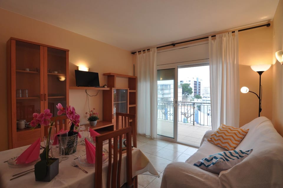 Communal lounge/ TV room, TV and multimedia, Living room, Dining area