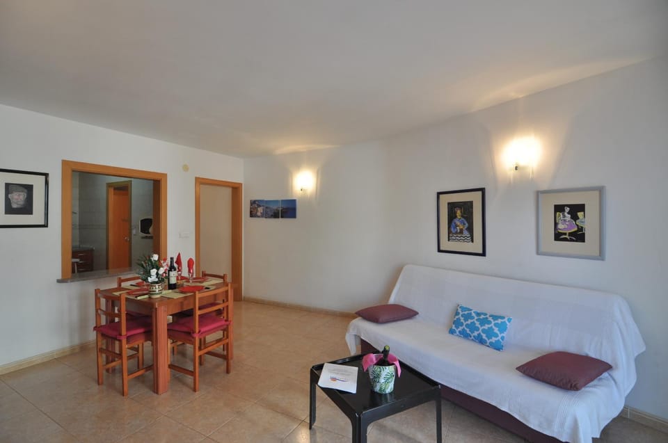 Communal lounge/ TV room, Living room, Dining area