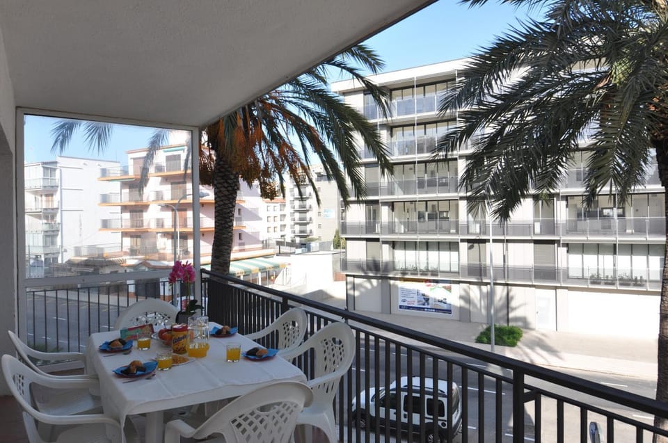 View (from property/room), Balcony/Terrace, Dining area