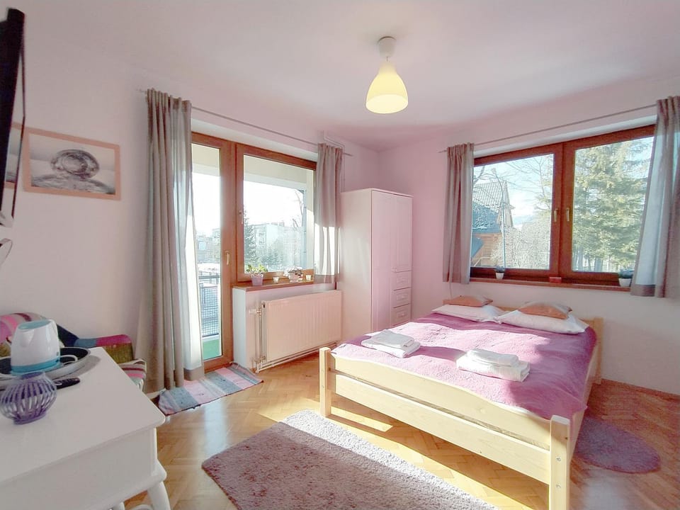 Bed, TV and multimedia, Photo of the whole room, towels