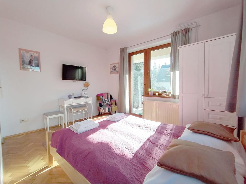 Communal lounge/ TV room, Bed, TV and multimedia, Photo of the whole room, Bedroom, hair dresser, wardrobe