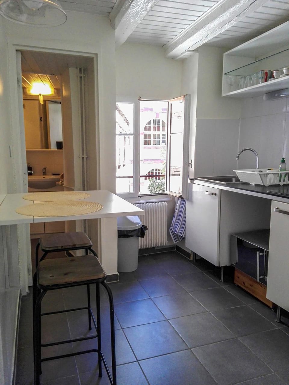 Kitchen or kitchenette, Dining area