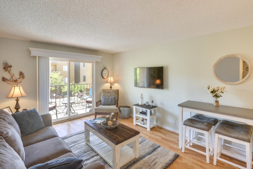 Walk to Lake, Dining & Shops: Lake Havasu Condo House in Lake Havasu City