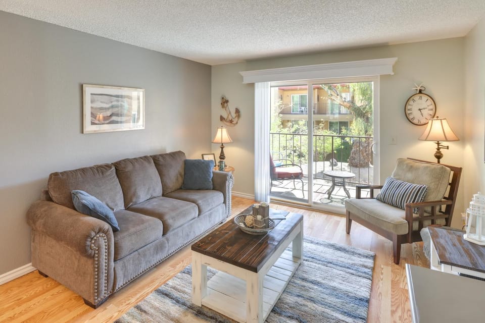 Walk to Lake, Dining & Shops: Lake Havasu Condo House in Lake Havasu City